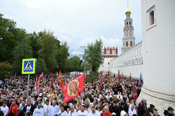 Впервые такое шествие состоялось в 1525-м — тогда из Благовещенского собора Московского Кремля в Новодевичий монастырь торжественно перенесли список чудотворной Смоленской иконы Божией Матери